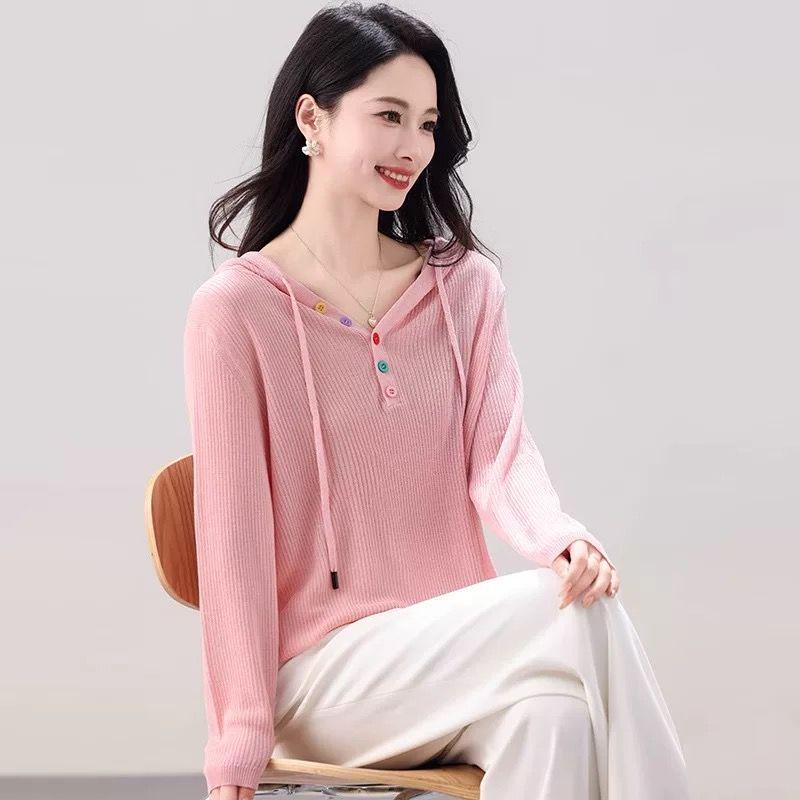 Dámský pletený svetr s kapucí a dlouhým rukávem na jaro/podzim 2025 s polorozepínacím límcem a barevnými knoflíky: Módní, Zeštíhlující a Omlazující