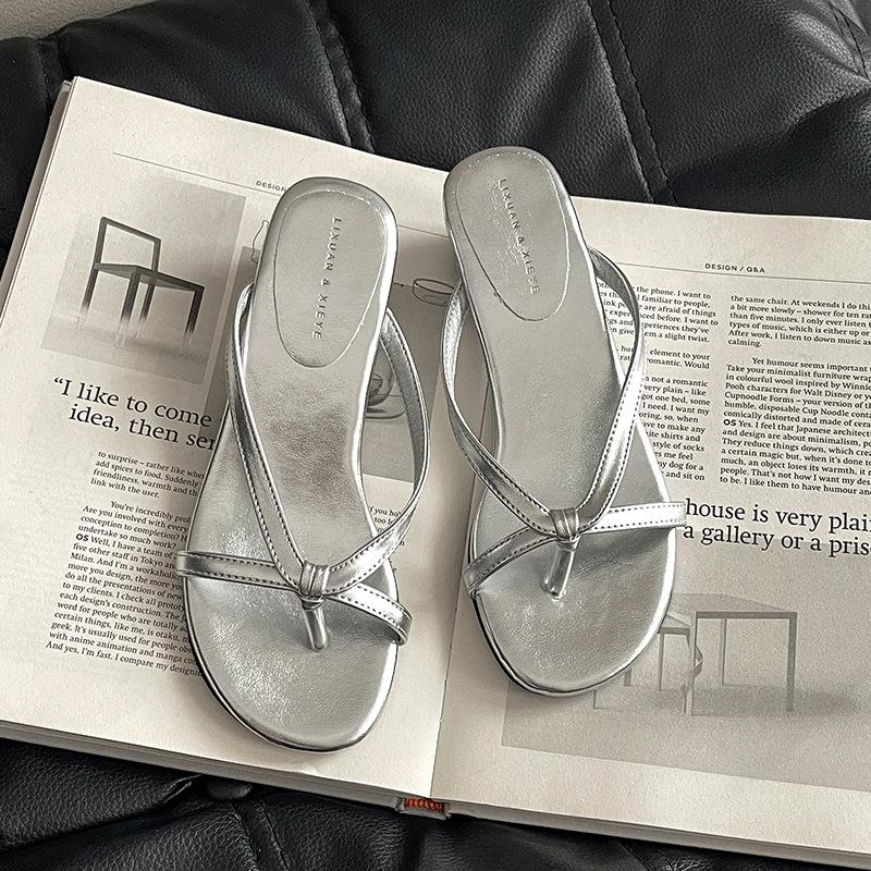 

Маленькие шлепанцы на толстой подошве, летний темперамент, замшевый носок, танкетка, крутые тапочки 40 серебряный