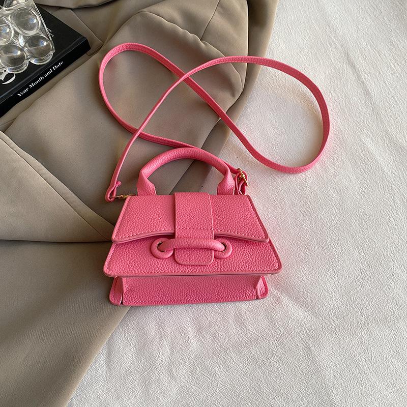 Fashion mini handbags are popular today, autumn and winter new shoulder messenger bags, small square bags for women
