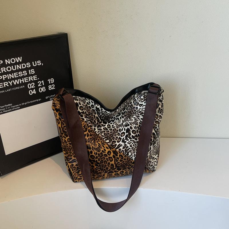 

Нишевый дизайн большой вместимости, одно плечо, повседневная, 2025 новая, личность, зарубежный стиль, трендовая сумка, женская, ins, мессенджер, сумка-тоут коричневый