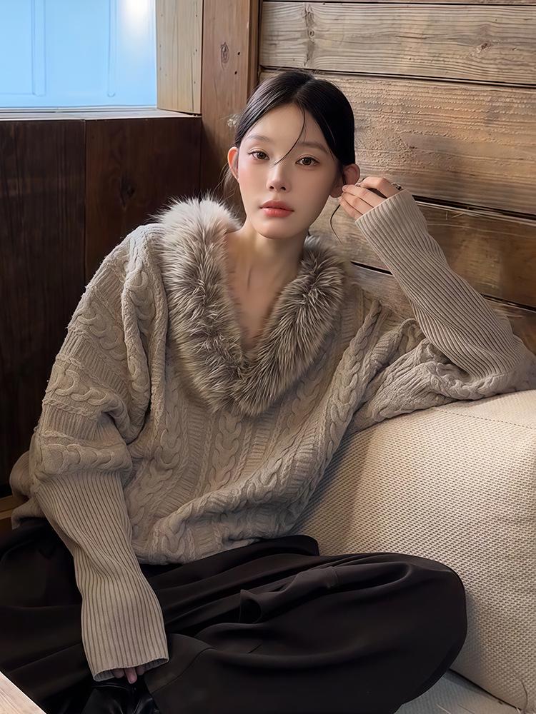 In Stock: Women's Retro V-Neck Batwing Sleeve Knit Sweater with Fur Collar