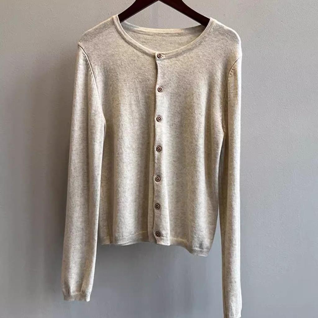 Eine neue hochwertige Strickjacke für Damen für Frühling und Herbst mit kontrastfarbig gestreiftem Strickcardigan und einem zierlichen Top