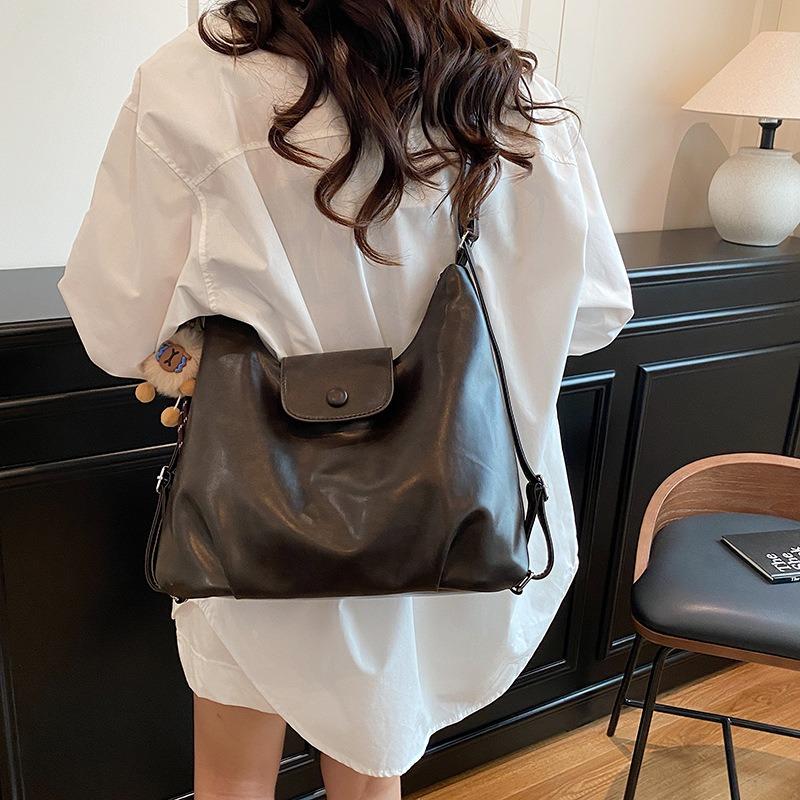 Autumn and winter new large-capacity retro shoulder tote bag fashion niche design high-end sense versatile messenger bag