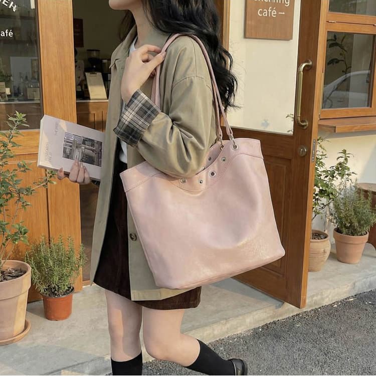 Rivet Decorative Large-capacity Bucket Bag Women's Shoulder Bag