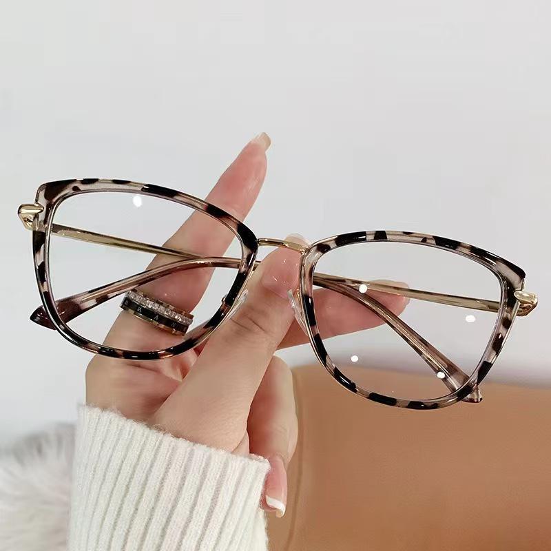 Trendy Women's Light-Changing Transparent Myopia Glasses with Slim Big Frame