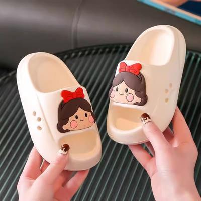 Nieuwe Kinderslippers met Antislip Eigenschappen voor Thuisgebruik. Schattige kleine meisjes met een gevoel van op poep stappen tijdens het douchen slippers