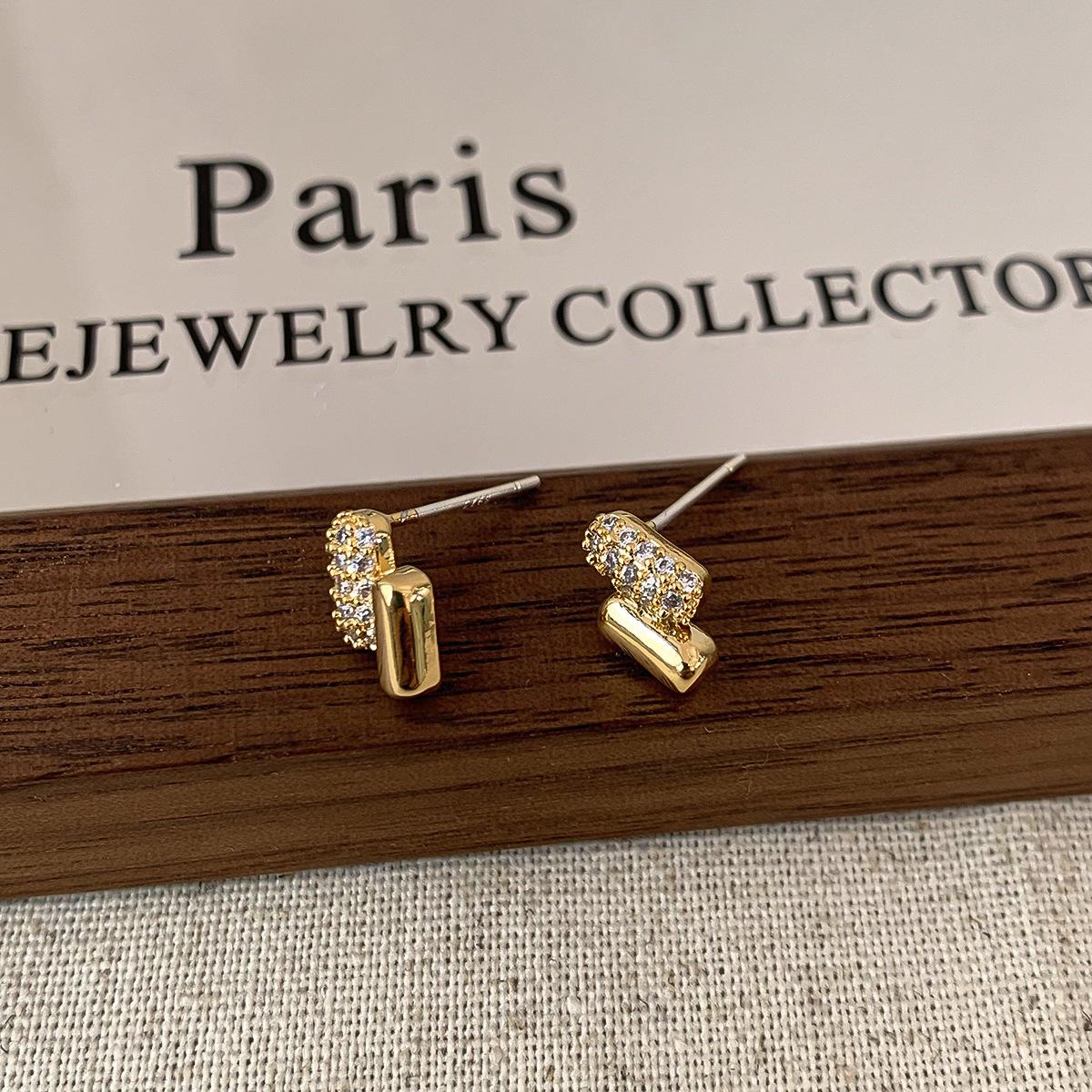 

Exquisite Compact Zircon Stud Earrings for Women Girls Light Luxury Gold Color Mini Earrings Wedding Charm Jewelry Accessories