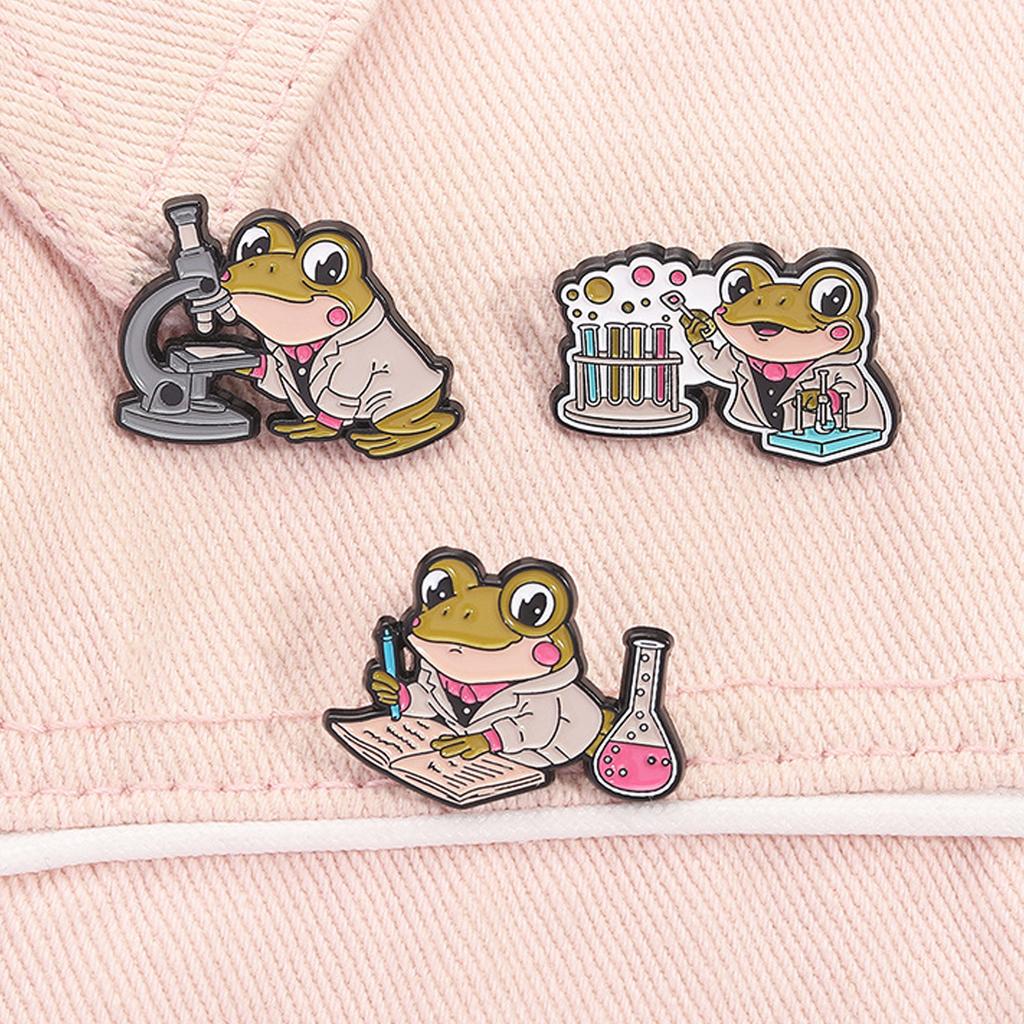 Cartoon Frogs Chemist Brooch with Microscope Test Tube for Laboratory Enthusiasts