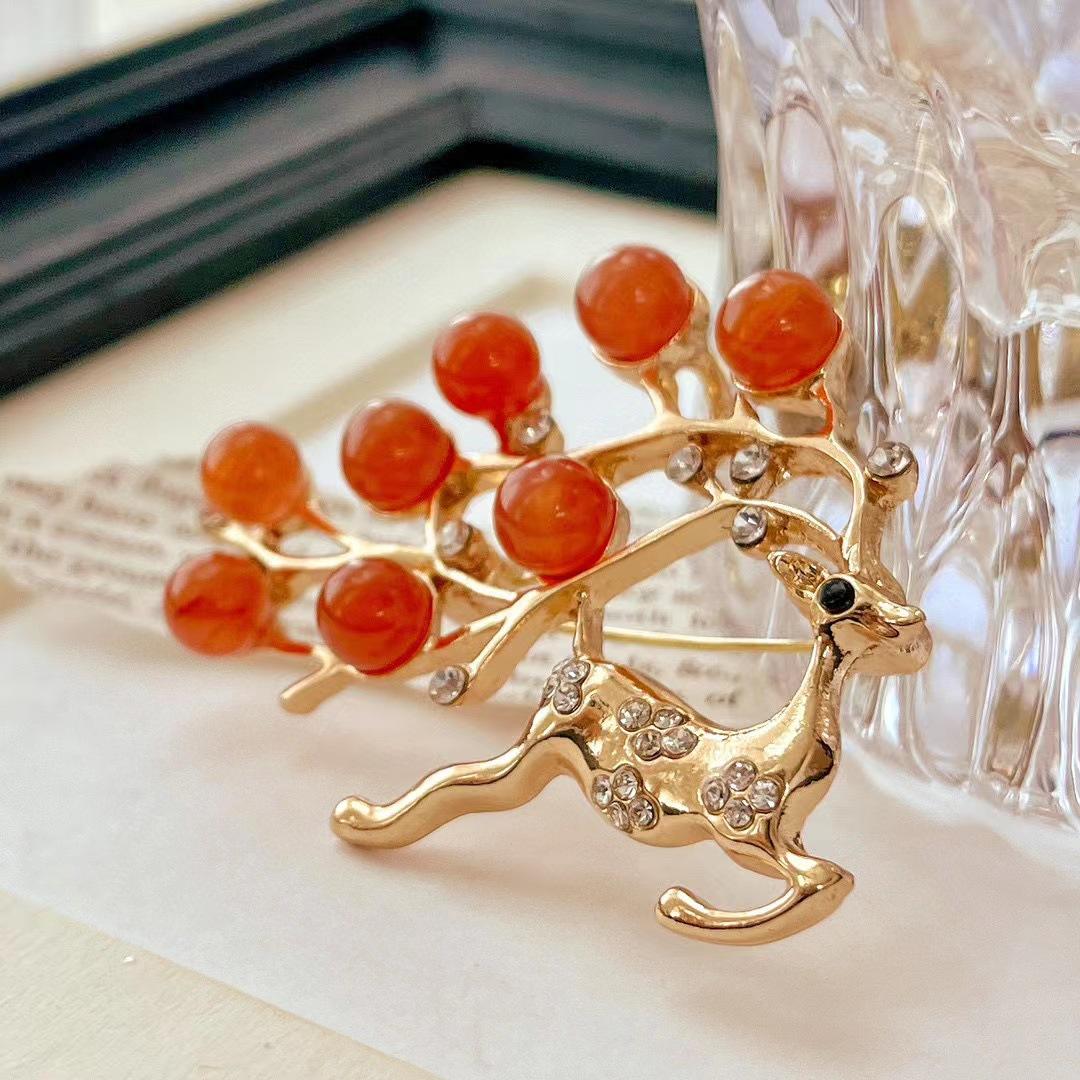 Vintage High-Quality Natural Nanhong Deer Brooch Autumn And Winter Maillard Wind Has Your Christmas Corsage All The Way