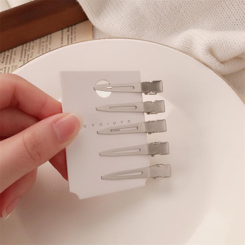 

Пушистая заколка-уточка без следов для укладки и челки