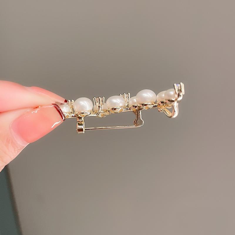 Elegant perlesigd-brosje for kvinner High-end enkel og allsidig dresskorsasje Antirefleks låsepinne tilbehør
