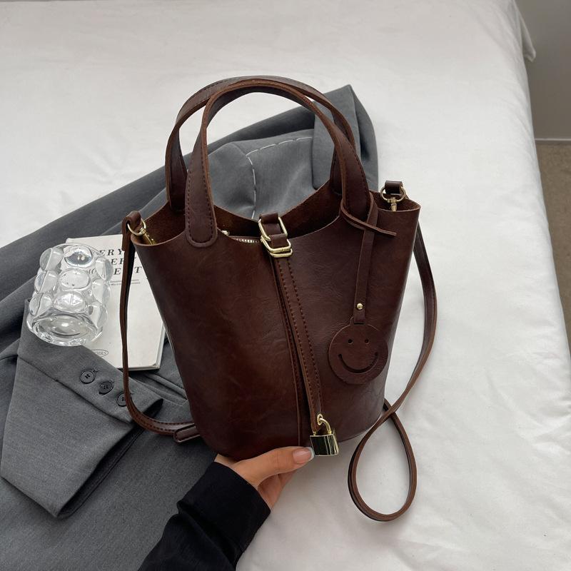 Niche Retro Shoulder Bag Women's Summer New Portable Bucket Bag Advanced Texture Commuter Versatile Messenger Bag Women's Bag