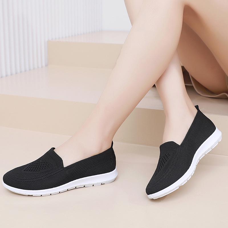 Women's Slip-On Old Beijing Cloth Shoes: Breathable, Flat-Bottomed, Casual, Knitted for Middle-Aged and Elderly, Large Size Available.