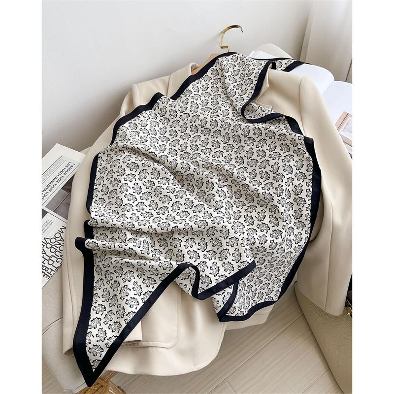 2025 New Fashion Women Triangle Scarf Bohemian Style Paisley Designer Long Ribbon Twill Silk Scarves Neckerchief Luxury
