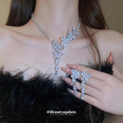 Set Orecchini e Collana con Nappa a Farfalla in Zircone con Ago d'Argento - Elegante Catena per Clavicola di Moda, Accessori Nuziali di Alta Gamma