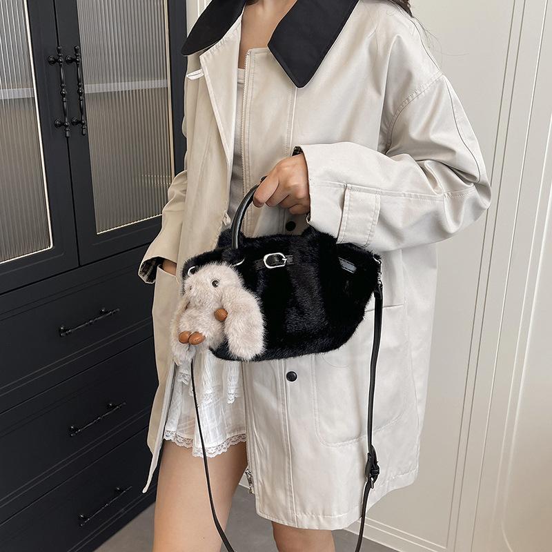 Fashion niche plush Xiaoxiangfeng women's portable bucket bag new exquisite soft shoulder messenger bag