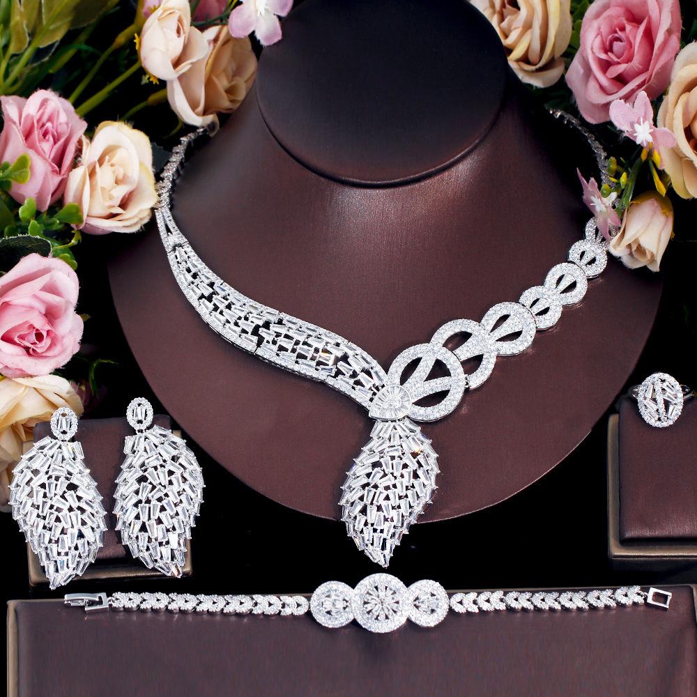 

Ближний Восток Полный бриллиант Супер вспышка Ожерелье Серьги Браслет Кольцо Набор из четырех предметов Аксессуары для свадебного платья