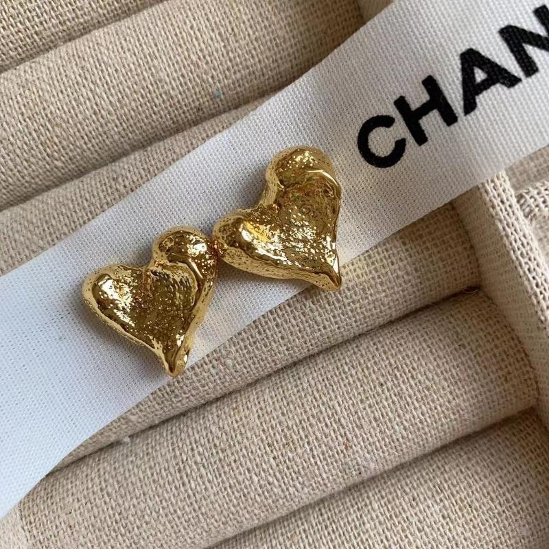 Nouvelles Boucles d'Oreilles en Métal Style Ins Plissées Concaves Convexes Cœur, Boucles d'Oreilles Haut de Gamme Élégantes et Tendance pour Femmes, Boucles d'Oreilles Cadeau Exquis