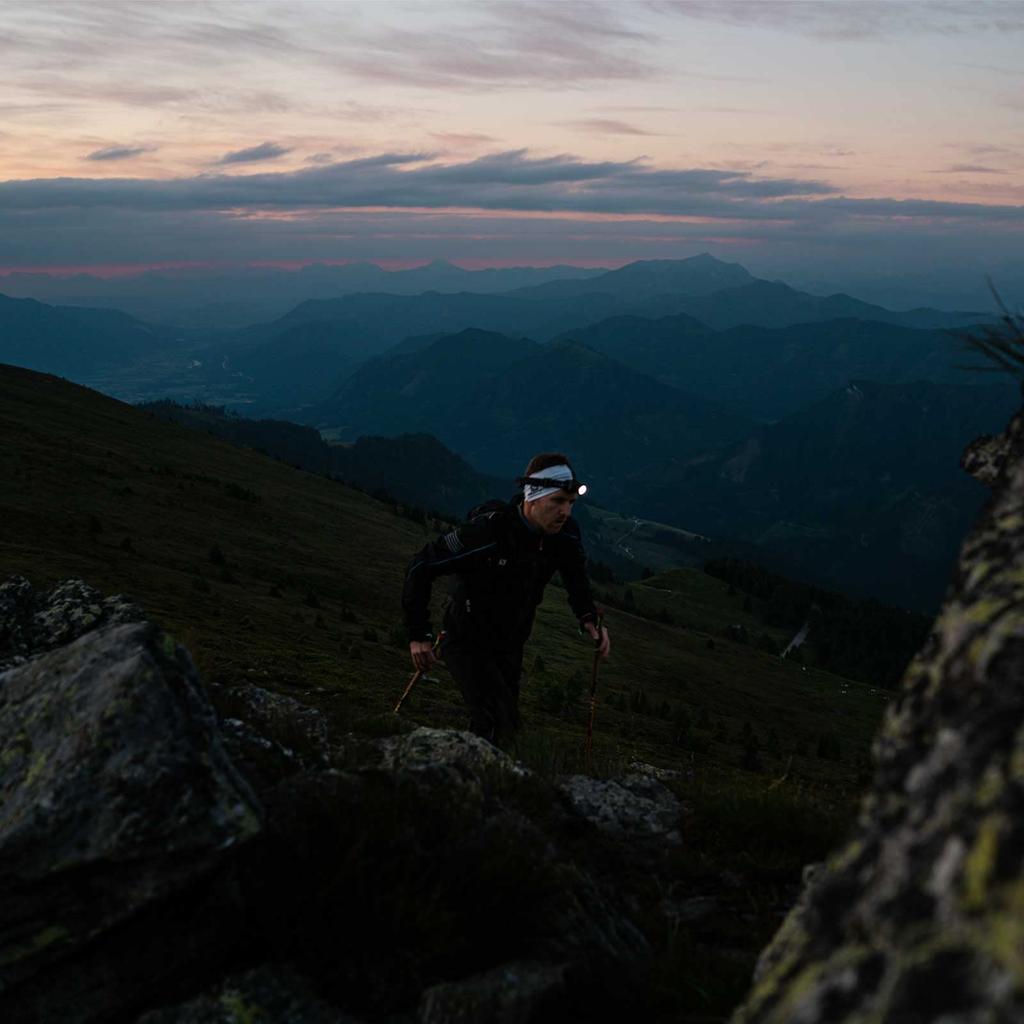 Linterna frontal LED Ledlenser H7R Core, recargable por USB, negra, pequeña