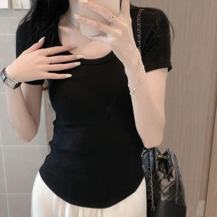 Summer U-neck Candy-coloured T-shirt in Dragon Fruit Shade Women’s Short-sleeved Niche-style Fitted Top with A Sultry Sexy Vibe