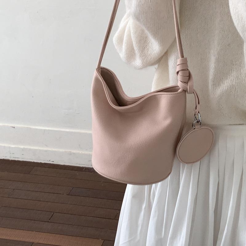 Early spring new bucket bag simple solid color handbag niche commuter underarm shoulder bag