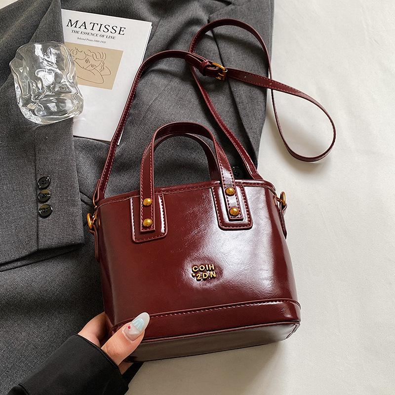 Vintage Maillard Niche Fashionable Oil Wax Leather Portable Bucket Bag, High-end Light Luxury Commuter Versatile Messenger Women's Bag
