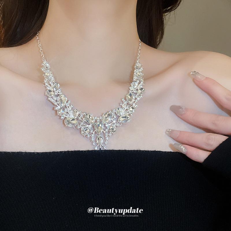 Diamond water drop stud earrings necklace set fashion temperament collarbone chain light luxury high-end jewelry accessories