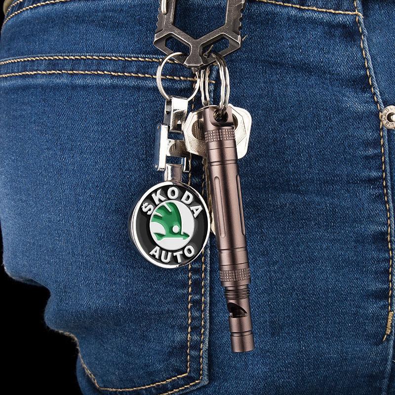 Auto Schlüsselanhänger Auto Emblem Geschenk mit Schlüsselring Autozubehör für Skoda SCALA Superb Octavia 2 3 A4 A5 Fabia Kamiq Kapoq Kodiaq Rapid