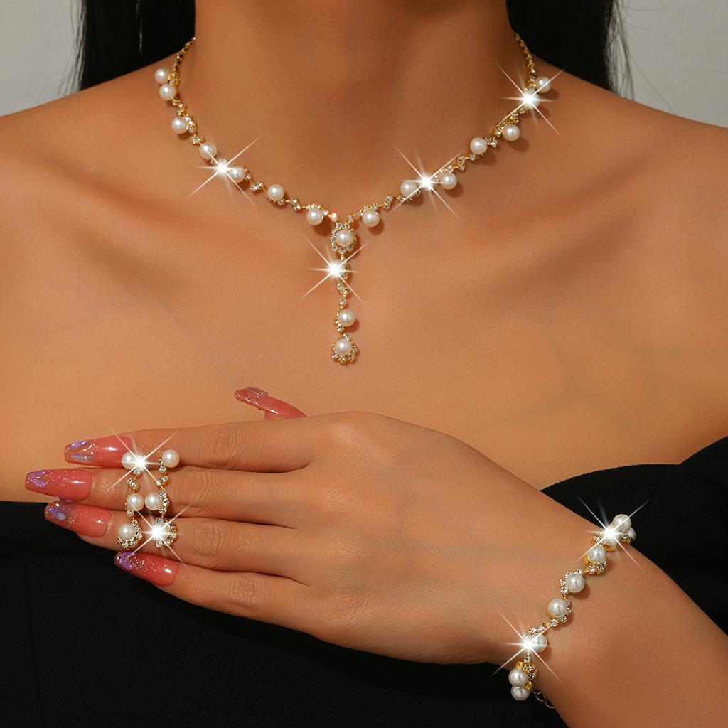 Simple and Exquisite Hot-selling Claw Chain Necklace Earrings Bracelet Set Three-piece Pearl Collarbone Chain Dinner Dress Accessories
