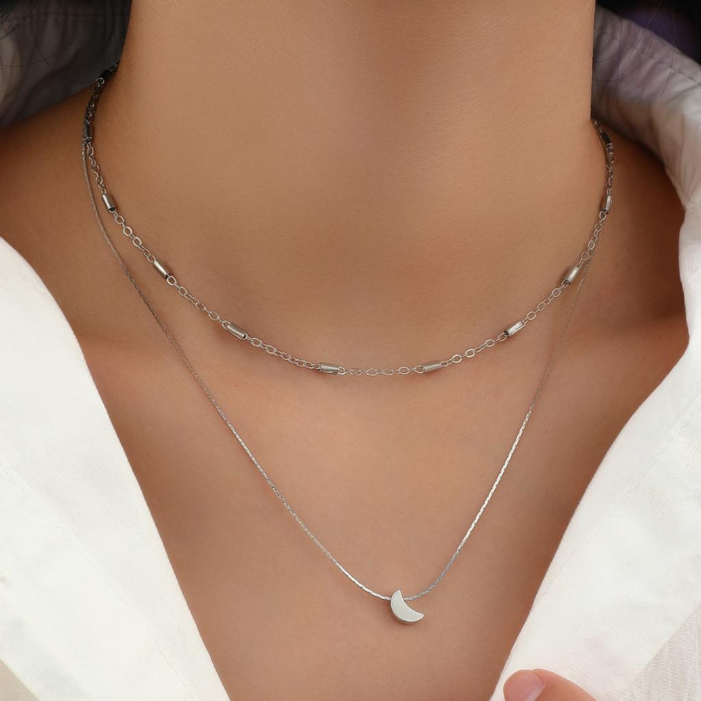 Simple and sweet wind neck chain, double-layer stacked collarbone chain, niche crescent moon pendant necklace female 2Pcs