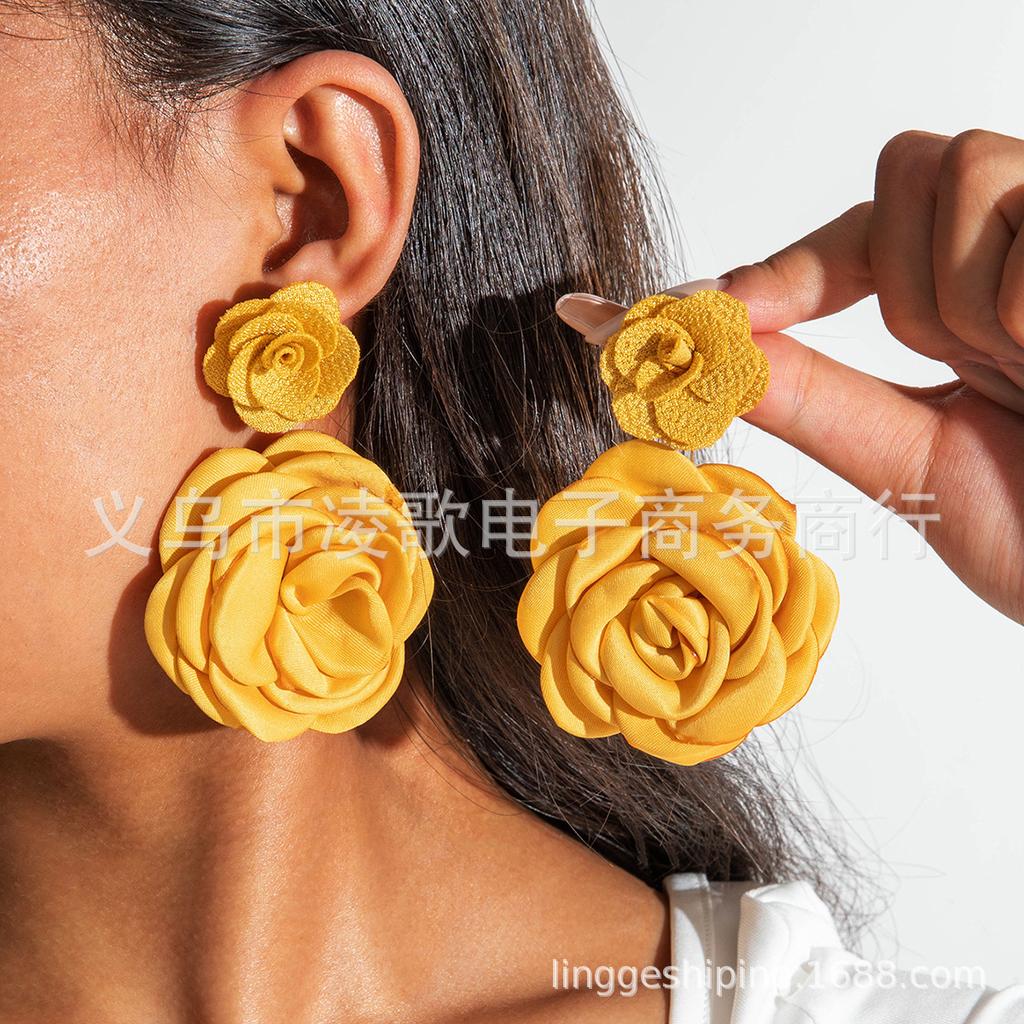 Exquisite temperament flower earrings, geometric exaggerated matte stud earrings