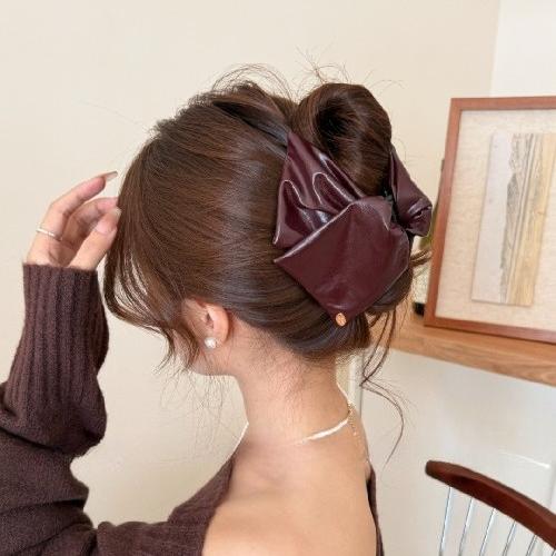 Solid Color Gold Standard Leather Triangle Clip Female 2025 New High-end Sense of Temperament Shark Clip Hair Accessories on The Back of The Head