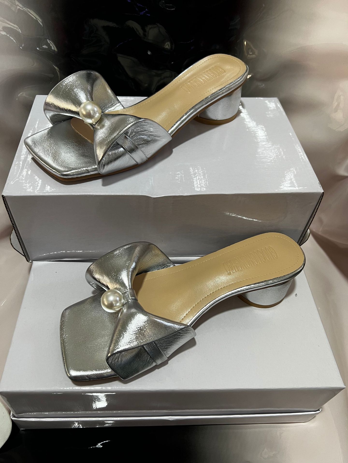 

2025 autumn new sandals fairy fairy style temperament simple middle heel shoes with skirt gentle wear versatile sandals 35