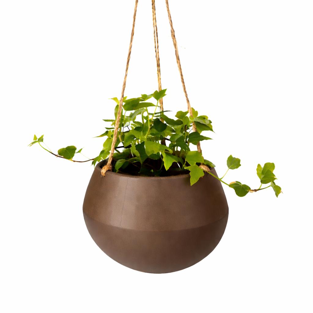 Vaso da fiori emisferico marrone da appendere per piante sul balcone