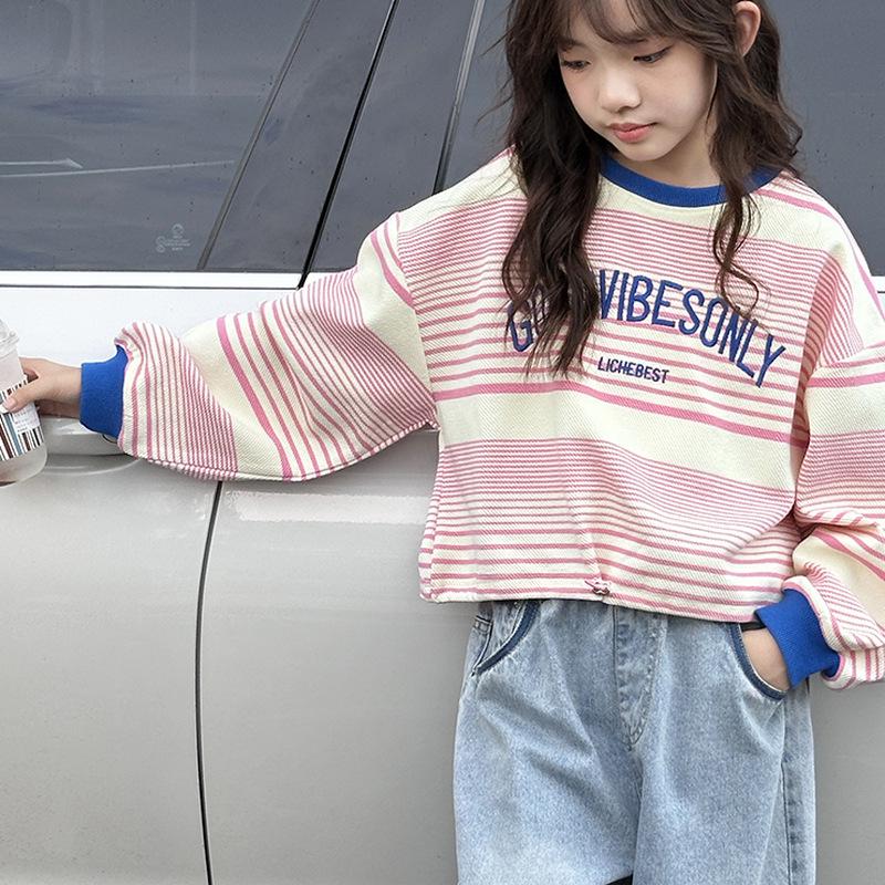 Bluza dla dziewcząt na jesień 2025: Stylowy pulower na wczesną wiosnę dla dzieci