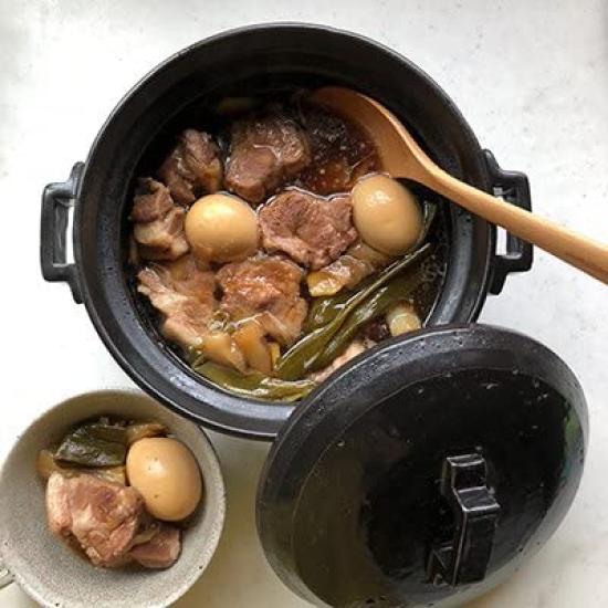 modern black earthenware Banko size for 1 to 2 diameter capacity texture of rough made of rough clay that feels warm in your has a heat storage so