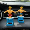 Solcellsdriven Leksaksbil Surfarepojke Nickande Leksak, Tecknad Bobblehead för Rörlig Prydnad Instrumentbräda, Automatisk Gungande Skakande Figur Kontorsbordsaccessoar