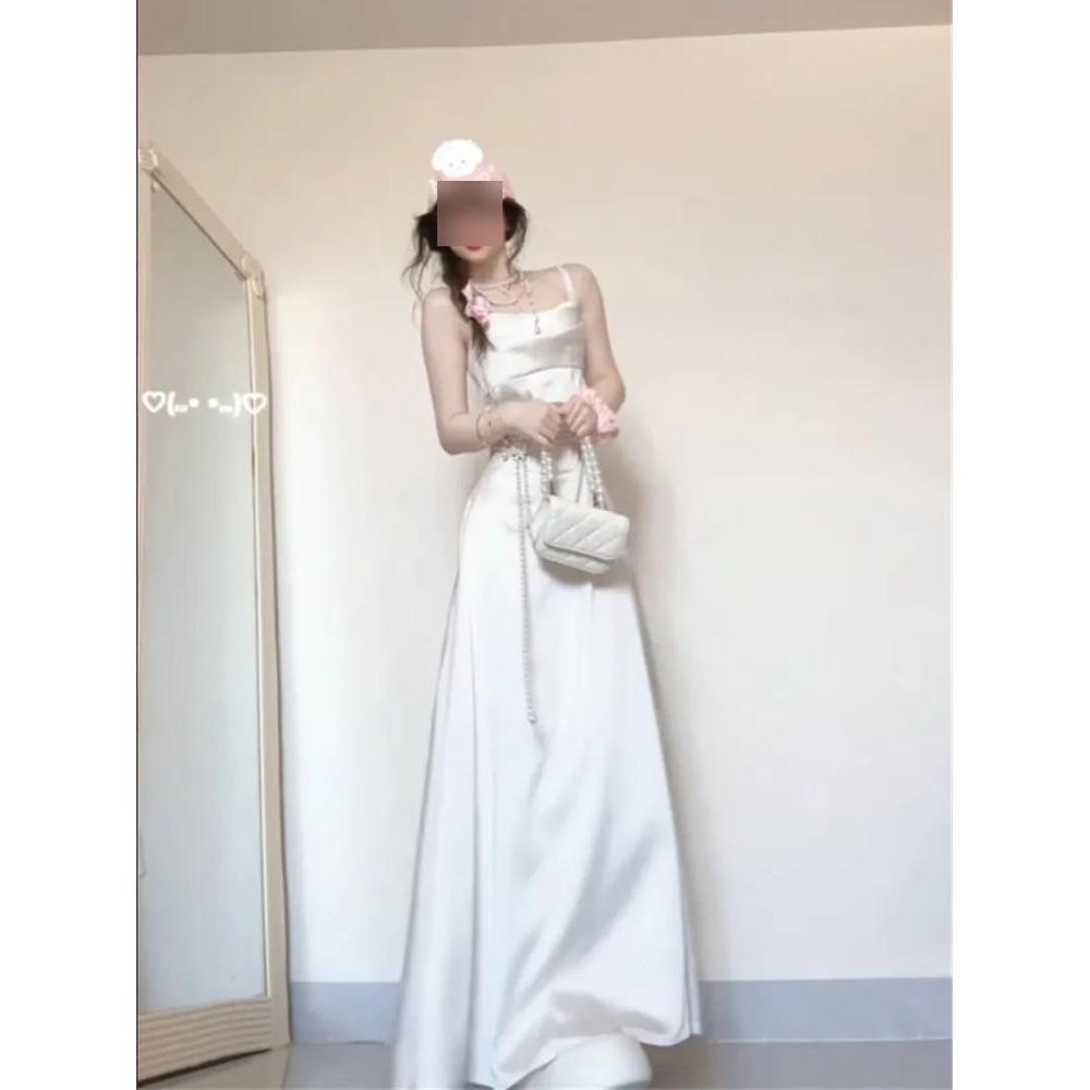 Rochie furou albă, rochie satinată de nișă feminină, gazdă, zi de viață, temperament, fustă subțiatoare