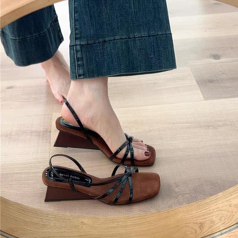 

Нежное слово с темпераментом квадратный носок открытый носок средний каблук сандалии женские дизайн танкетка прохладные тапочки женские 40 чёрный