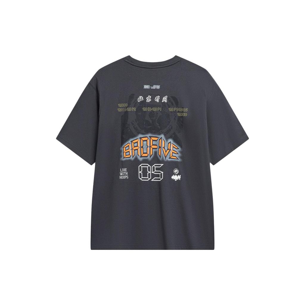 Li Ning Bad Five Seven City Collaboration Changan Youth Rücken Schriftzug Zahlen Print Rundhals Kurzarm T-Shirt Unisex T-Shirt Dunkelschwarz AHST889-2