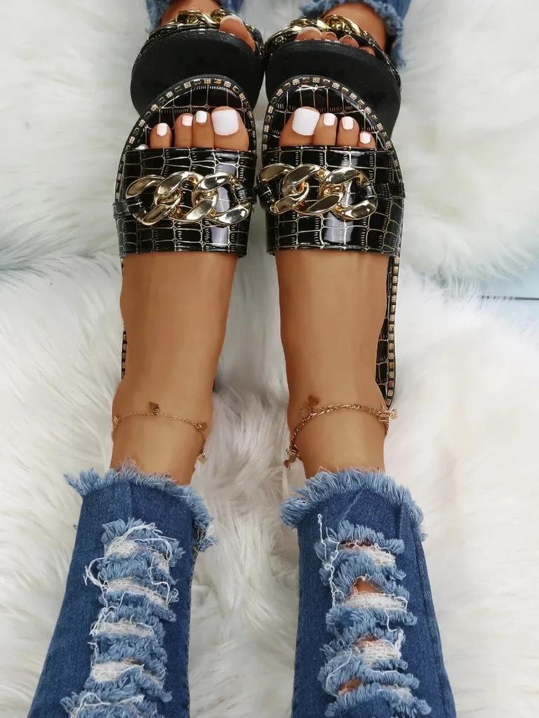 Pantoufles pour femmes 2024 Nouvelles Sandales plates d'été à la mode Européennes Grandes tailles pour femmes Chaîne en métal Tongs de plage grande taille 43