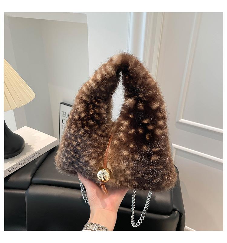 

Autumn and winter foreign style plush hand bag women s 2025 new Korean version ins chain messenger bag fluffy commuter bag