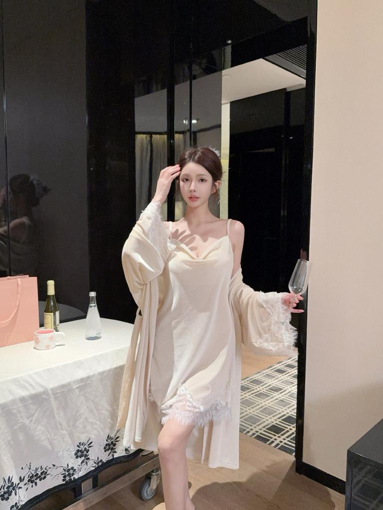 Sexy French swinging collar golden velvet pajamas women's autumn and winter pure desire with chest pad lace suspender nightdress robe two-piece set