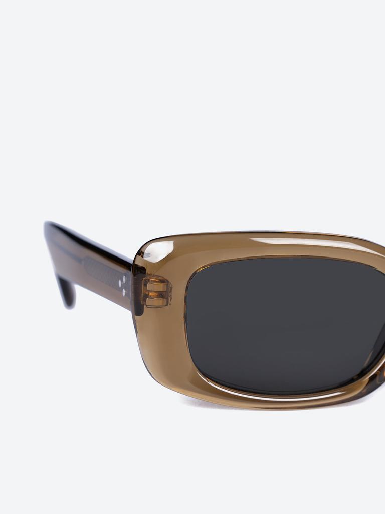 Laseuteljia Nche Brown