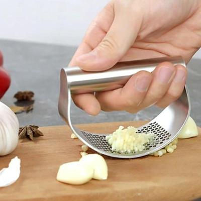 Multi-Function Manual Garlic Presser Curved Garlic Grinding Slicer Chopper Stainless Garlic Presses