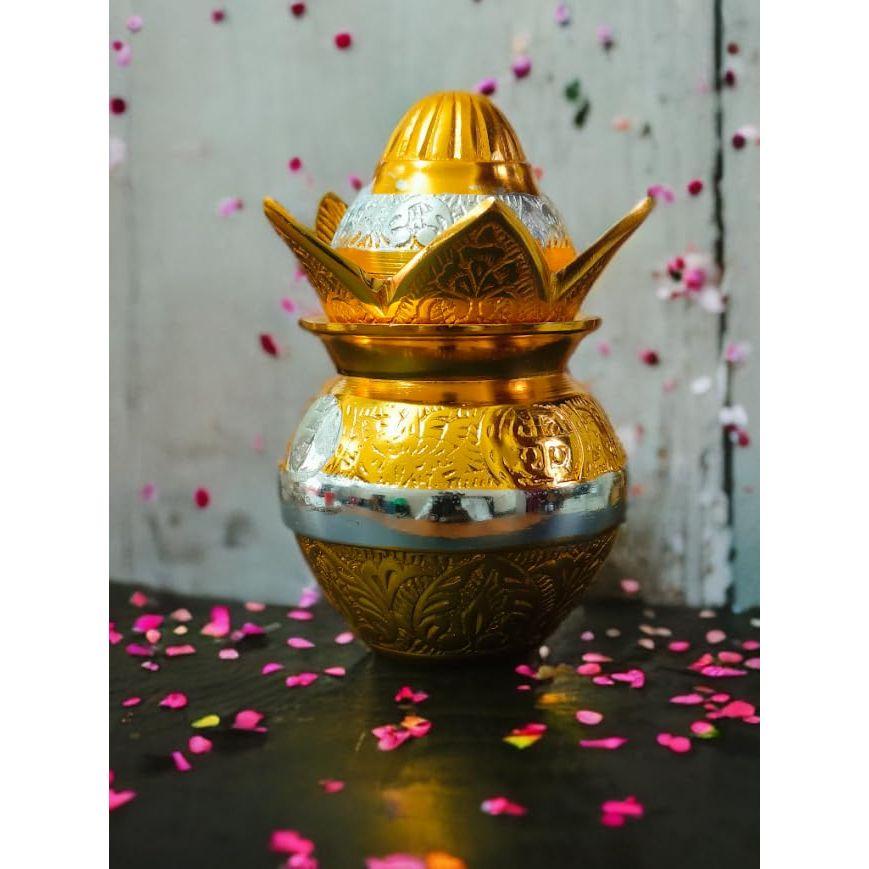 Kalash traditionnel en laiton, finition dorée et argentée, récipient décoratif pour Pooja avec motif gravé, 5 pouces