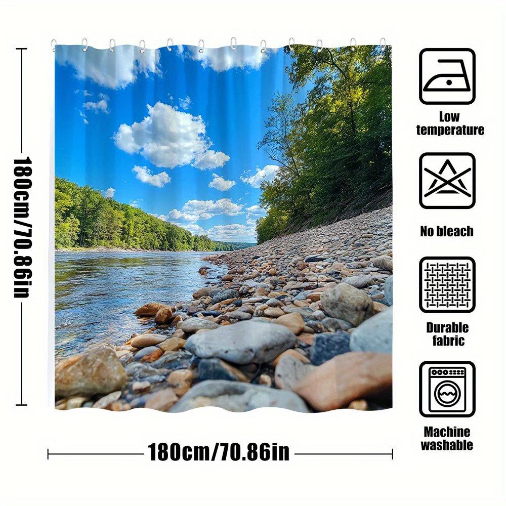 1 Stück Ruhige Natur Flussufer Szene Duschvorhang - Felsiger Flussgrund mit üppig grünen Bäumen, Blauer Himmel & Weiße Wolken, Polyester Dusche