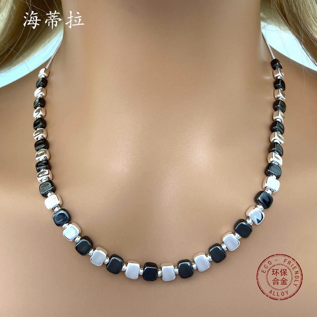 Geometrische kleine quadratische Legierungskette, Damen einfache matte helle Spleißung kleine Zuckerwürfelkette