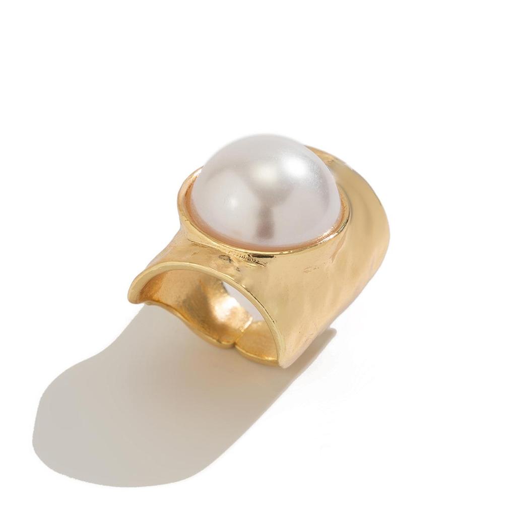 European-American Oversized Pearl Geometric Ring - Smooth, Exaggerated Knuckle Design