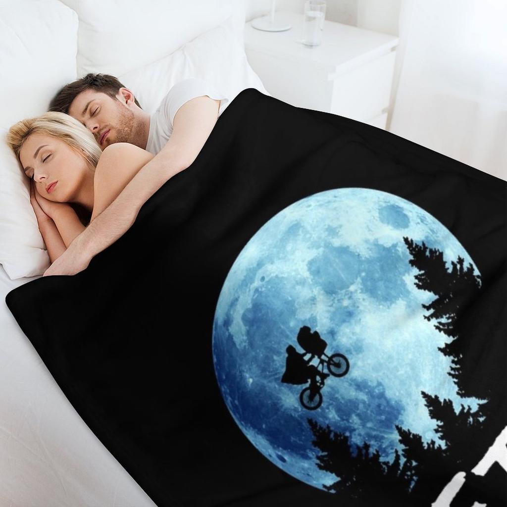 ET The Extra terrestrial The Moon Throw Blanket Easy Care Comfortable Blanket for Couch